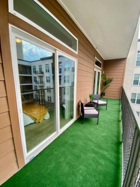 Luxury Condo + Close to Everything + Free Parking